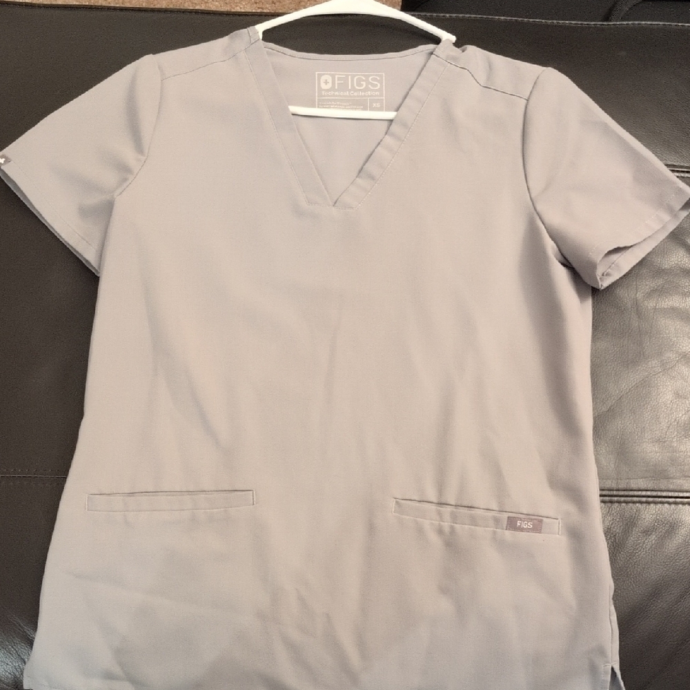 Figs Women's Cement Gray Three Pocket Scrub Top 🩶